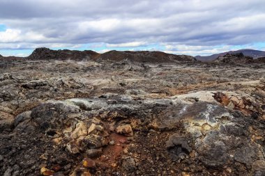 Buharlı fümeroller ve renkli kayalar Leirhnjukur, İzlanda 'nın jeotermal bölgesinde gerçeküstü bir manzara yaratıyor.