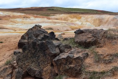Volkanik kayalar ve renkli, çorak zemin İzlanda 'da gerçeküstü bir manzara yaratarak jeotermal alanların saf güzelliğini gözler önüne seriyor.