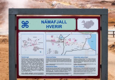 Leirhnjukur, İzlanda 22. Haziran 2024, İzlanda 'da ziyaretçiler için Namafjall Hver jeotermal alanı haritaları ve tarihi ayrıntıları gösteren bilgilendirme işareti
