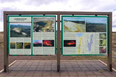 Leirhnjukur, İzlanda 22. Haziran 2024, İzlanda 'daki Leirhnjukur volkanik bölgesi hakkında detaylı bilgi panosu, kraterlerin ve lav akışlarının resimlerini içeriyor.