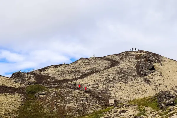 Borgarfjordur, İzlanda 11. Haziran 2024, İzlanda 'da Grabok kraterine yükselen yürüyüşçüler, volkanik manzarası ve manzarası ile tanınan popüler bir turizm beldesi.