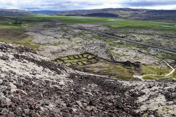 Borgarfjordur, İzlanda 11. Haziran 2024, İzlanda 'da eşi benzeri görülmemiş sahte kraterler, gür yosunlar kaplı lav tarlaları ve manzaralı bir tahta yürüyüş içeren jeotermal alan.