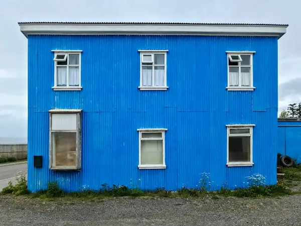 İzlanda, Akureyri 22. Haziran 2024, İzlanda 'nın Akureyri şehrinde mavi kıvrımlı demir duvarlı ve beyaz pencereli geleneksel İzlanda evi.