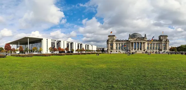 Almanya, Berlin 'de sallanan Alman bayraklarıyla Reichstag Binası ve Paul Lobe Haus' un panoramik manzarası
