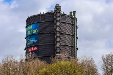 Oberhausen, Almanya - 30. Mart 2025: Oberhausen 'de okyanusla ilgili geçici bir sergi olan Okyanus Gezegeni' ni tanıtan bir poster sergileniyor