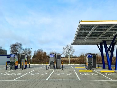 Hamburg, Almanya - 28. Mart 2024: Modern ve ekolojik ENBW hizmet alanındaki çok sayıda şarj istasyonu elektrik araçlarına sürdürülebilir enerji sağlıyor