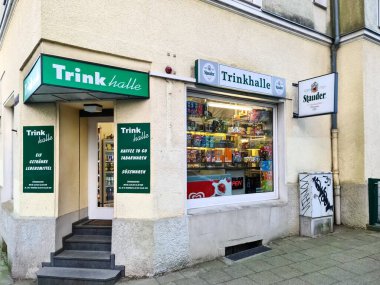 Essen, Almanya - 30. Mart 2025: Oberhausen, Almanya 'da içki, yemek, tütün ve şeker satan küçük yerel Trinkhalle büfesi, Stauder bira reklamı