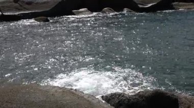 Parlak güneş ışığı Tenerife kıyısı yakınlarındaki Atlantik okyanus yüzeyinde parıldıyor ve parıldıyor. Bu da el değmemiş mavi suları ve sakin deniz manzarasını gözler önüne seriyor.