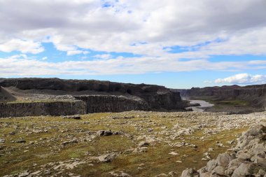 Studlagil bazalt kanyonunun kendine özgü kaya oluşumları ve İzlanda 'daki vadiden akan nehri etkileyici bir manzarası var.