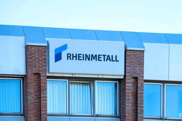 Rheinmetall logosu modern bir ofis binasının ön cephesinde, şirketin marka kimliğini gözler önüne seriyordu.