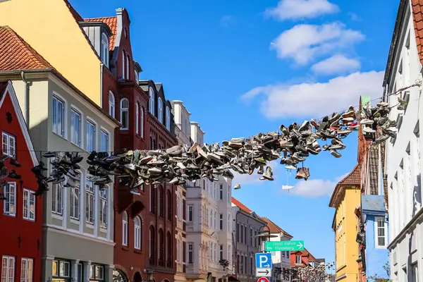 Almanya, Flensburg 'da bir telden sarkan spor ayakkabıları ve botlar eşsiz bir şehir manzarası yaratıyor.