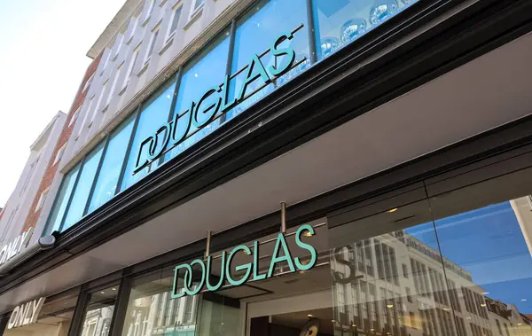 Modern bina bir DOUGLAS parfüm dükkanı, Almanya 'nın Flensburg şehrinde şirketin logosunu gösteriyor.