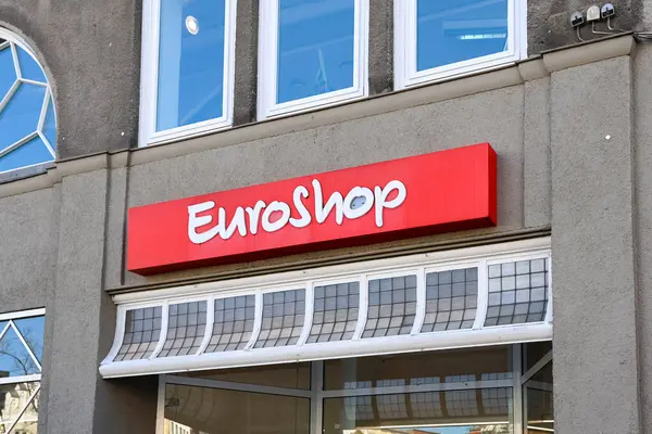 Flensburg, Almanya 'da bir binanın üzerinde parlayan kırmızı Euroshop logosu uygun fiyatlı alışveriş seçeneklerini temsil ediyor ve müşterileri çekiyor.