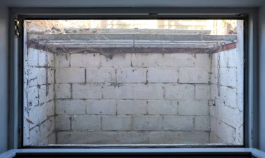 Beyaz tuğladan duvarları, paslı metal ızgarası ve örümcek ağları olan küçük, kirli bir bodrumu gösteren bir pencereden bak.