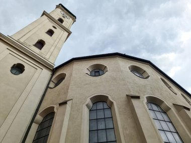Münih, Almanya - 22. Haziran 2024: Münih 'teki St. Maximilian Kilisesi' nin düşük açılı görüntüsü, sekizgen şeklini vurguluyor ve bulutlu bir gökyüzüne karşı yüksek çan kulesini vurguluyor