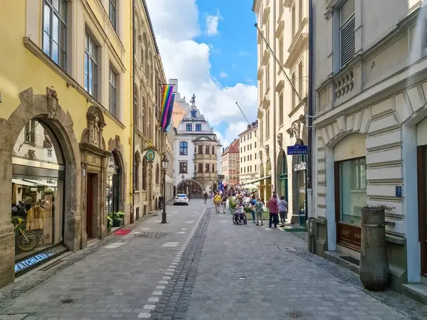 Münih, Almanya - 22. Haziran 2024: Münih, Bavyera, Almanya 'nın tarihi merkezinde yaya bir sokakta yürüyen insanlar, dükkanları ziyaret ediyor ve açık hava restoranlarında öğle yemeği yiyorlar