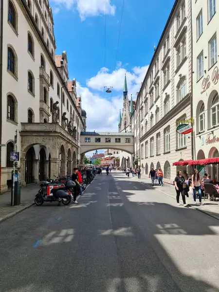 Münih, Almanya - 22. Haziran 2024: Wittelsbach Düklerinin Münih 'teki ilk evi olan Alter Hof, iki binayı cadde üzerindeki bir köprüye bağlıyor.