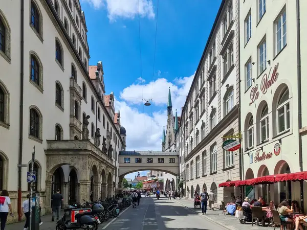 Münih, Almanya - 22. Haziran 2024: İnsanlar güneşli bir yaz gününün keyfini çıkarıyorlar Münih, Bavyera, Almanya 'nın tarihi kent merkezini ziyaret ediyorlar