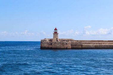 Valletta, Malta 28 Eylül 2024: Ricasoli Deniz feneri açık güneşli bir günde Malta 'nın Valletta Büyük Limanı' nda duruyor