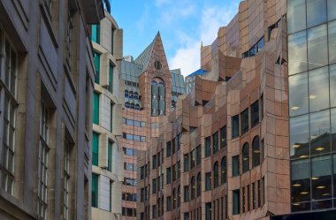 Londra, Birleşik Krallık - 04. Ekim 2024: Çağdaş ve geleneksel binalar Londra 'da yan yana durarak eşsiz bir mimari harman oluşturdu