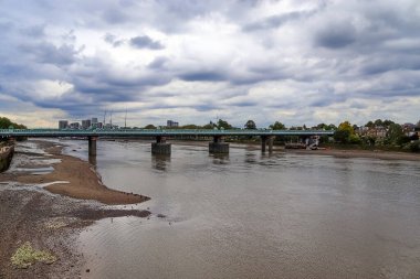 Londra, Birleşik Krallık - 04. Ekim 2024: Hammersmith Köprüsü Londra, İngiltere 'de Thames Nehri' ni geçiyor, bulutlu bir gökyüzünün altında