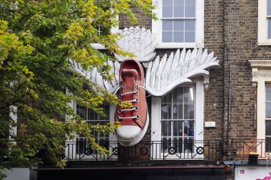 Londra, Birleşik Krallık - 04. Ekim 2024: Camden Market 'te tuhaf bir ayakkabı mağazası dekorasyonu, alışılmadık tasarımlarıyla turistleri cezbediyor