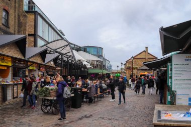 Londra, Birleşik Krallık - 04. Ekim 2024: İnsanlar İngiltere 'nin Londra kentindeki Camden Market' te sokak yemekleri ve alışveriş yapıyorlar