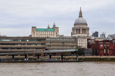 Londra, Birleşik Krallık - 04. Ekim 2024: Panoramik manzara, St. Paul Katedrali ve Thames Nehri boyunca inşa edilen binaların yer aldığı Londra 'nın ufuk çizgisini yakalıyor