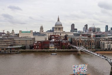 Londra, Birleşik Krallık - 04. Ekim 2024: St. Paul Katedrali, Milenyum Köprüsü, Thames Nehri ve kentsel mimarinin sergilendiği Londra şehir manzarası