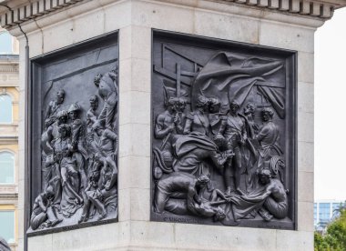 Londra, Birleşik Krallık - 04. Ekim 2024: İngiliz deniz zaferlerinin onuruna Nelsons Sütununun kaidesi üzerindeki bronz bas-yardım heykellerinin ayrıntılı görünümü 