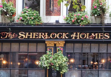 Londra, Birleşik Krallık - 04. Ekim 2024: Londra 'daki Sherlock Holmes barının dış görünüşü, sallanan çiçek sepetleri ve barın altın harfleri