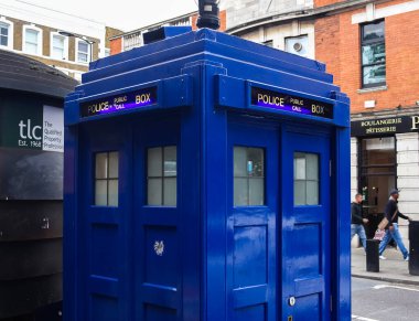 Londra, Birleşik Krallık - 04. Ekim 2024: Doctor Who 'dan ünlü mavi polis kutusu bilim kurgu yeteneği ile İngiltere' nin Londra kentsel manzarasını geliştiriyor
