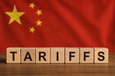 Ahşap küplerin arka planında Çin bayrağı olan gümrük tarifeleri, ticaret savaşı ve gümrük vergileri anlaşmazlığını temsil ediyor.