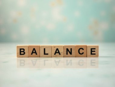 Yansıtıcı bir yüzey ve bulanık bir arkaplan üzerinde 
