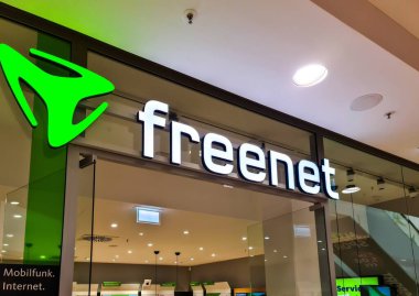 Kiel, Almanya - 19. Nisan 2025: Mobil ve İnternet hizmetleri satan bir mağazanın girişinde aydınlanmış Freenet tabelası