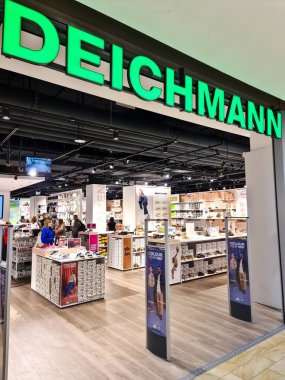 Kiel, Almanya - 19. Nisan 2025: Deichmann ayakkabı mağazası girişinin geniş açısında canlı bir ayakkabı, çanta ve aksesuar seçimi sergilenmektedir