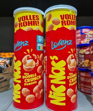 Kiel, Almanya - 19. Nisan 2025: İki Lorenz Nic Nac 'in marketin rafında diğer fıstık ürünlerinin yanında duran çift çatallı fıstık konserveleri