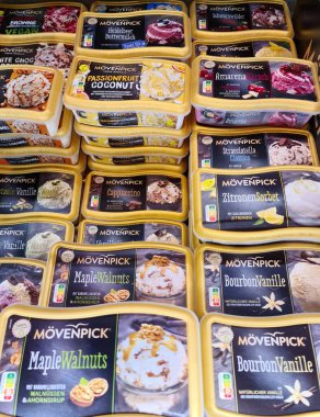 Kiel, Almanya - 19. Nisan 2025: Plastik küvetlerdeki çeşitli Mvenpick dondurmaları bir süpermarketin dondurucusunda, satın alınmaya hazır bir şekilde düzenlenmiştir.