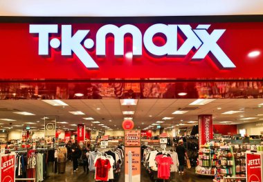 Kiel, Almanya - 19. Nisan 2025: Almanya 'nın Kiel kentindeki bir TK Maxx indirimli mağazasından alışveriş yapanlar