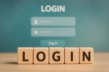 Sanal güvenlik ve kullanıcı kimlik doğrulama kavramını öneren arka planda web sitesi arayüzü içeren tahta küpler