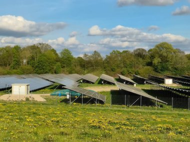 Fotovoltaik paneller bir alanda güneş ışığını yakalıyor, temiz enerji üretiyor ve fosil yakıtlara olan bağımlılığı azaltıyor, sürdürülebilir bir geleceği teşvik ediyor