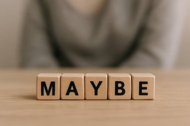 Tahta bir masanın üzerine 