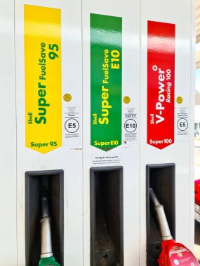 Kiel, Almanya - 05. Mayıs 2025: Süper 95, Süper E10 ve V-Power Racing 100 de dahil olmak üzere çeşitli yakıt seçenekleri sunan Shell benzin pompalarına yakın çekim