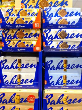 Kiel, Almanya - 05. Mayıs 2025: Segafredo cappuccino, Waffeleten ve Kipferl gibi Bahlsen kurabiyeleri ve gofretleri süpermarketin rafına istiflenmiştir.