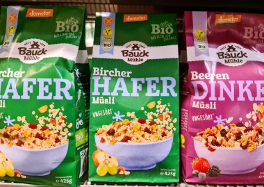 Kiel, Almanya - 05. Mayıs 2025: Bauck Mhle marka organik kahvaltı gevrekleri, Bircher Msli 'yi farklı tatlarla gösteren bir Alman markasıdır. 