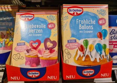 Kiel, Almanya - 05. Mayıs 2025: Bir süpermarket rafında oturan kalpler ve balonların yer aldığı Dr. Oetker yenilebilir kağıt pasta süslemeleri