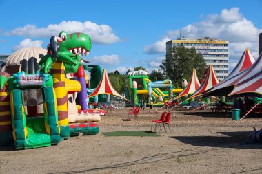 Kiel, Almanya - 05 Mayıs 2025: Orman hayvanları ve renkli çadırları tasvir eden çok sayıda şişme oyun Almanya 'nın Kiel kentindeki bir panayırda duruyor