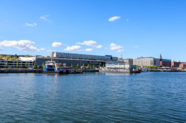 Kiel, Almanya - 05 Mayıs 2025: Feribot ve diğer tekneler güneşli bir günde mavi gökyüzü ve bulutlarla Kiel Limanı 'na yanaşıyor
