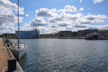 Kiel, Almanya - 05 Mayıs 2025: Açık, bulutlu bir gökyüzünün altında Kiel limanına demir atmış yelkenli