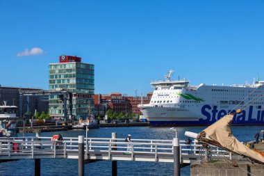 Kiel, Almanya - 05 Mayıs 2025: Cruiseferry Stena Germanica, güneşli bir günde Kiel limanında demirledi ve şehrin modern mimarisine kısa bir bakış attı